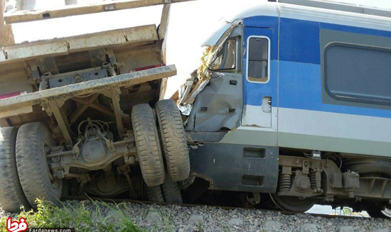 تصادف یک تریلی با قطار