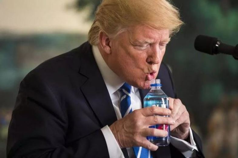 سوژه شدن نوشیدن آب توسط دونالد ترامپ