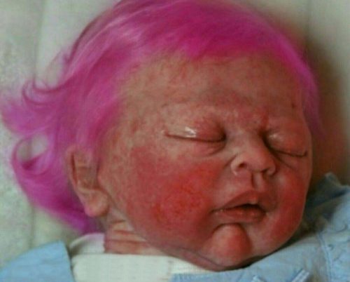 نوزاد دو ماهه با موی رنگ شده