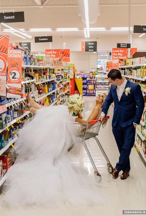 عروس و داماد در راهروهای فروشگاه