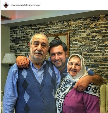 محمد علیزاده در کنار خانواده