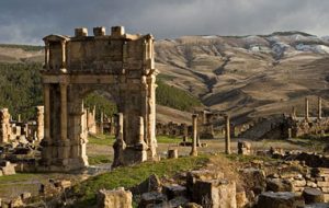 یک شهر باستانی مملوء از مخروبه های تاریخی، تیمگاد