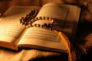 آیا ثواب خواندن معنی قرآن با خواندن عربی آن برابر است؟