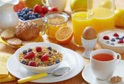 اهمیت خوردن صبحانه در تعطیلات و مسافرت