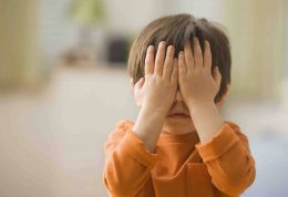 با کودک خجالتی، چگونه رفتار کنیم؟