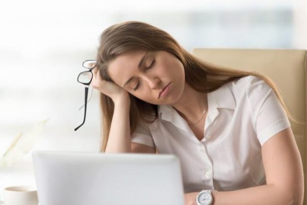 حمله خواب یا نارکولپسی چیست؟ + انواع، علل، علائم و درمان