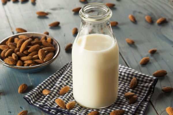 فواید شیر بادام برای مغز، قلب و استخوان ها + کالری شیر بادام
