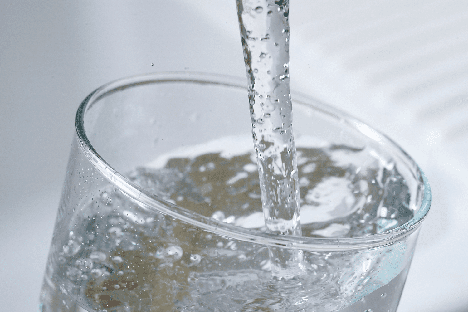 13 فایده استفاده از دستگاه تصفیه آب خانگی برای سلامتی بدن
